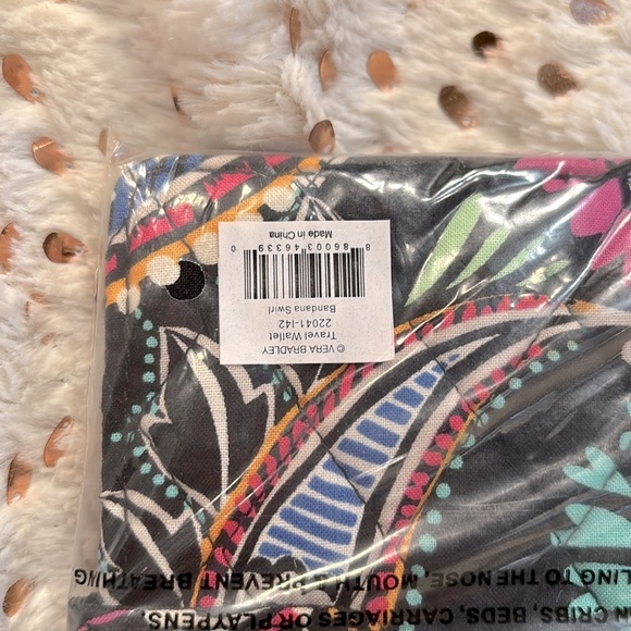 Vera Bradley PASSPORT wallet in the bandanna swirl pattern brand new tag! - Picture 6 of 7